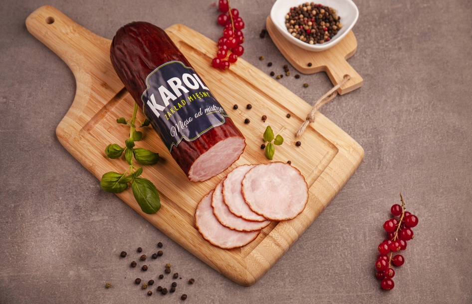 kiełbasa krakowska sucha na desce do krojenia